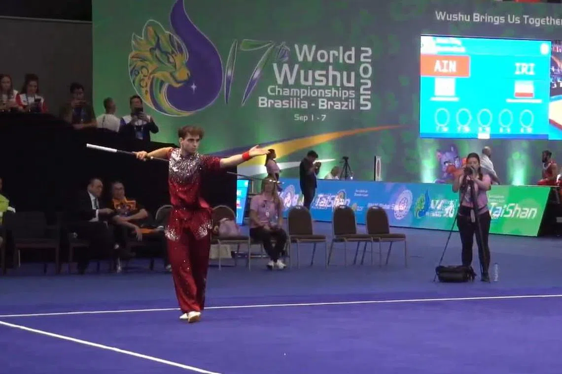 法国武术冠军洛安·德鲁阿尔以出色的发挥赢得全场如雷掌声，最后摘下银牌。（国际武术联合会YouTube截图）