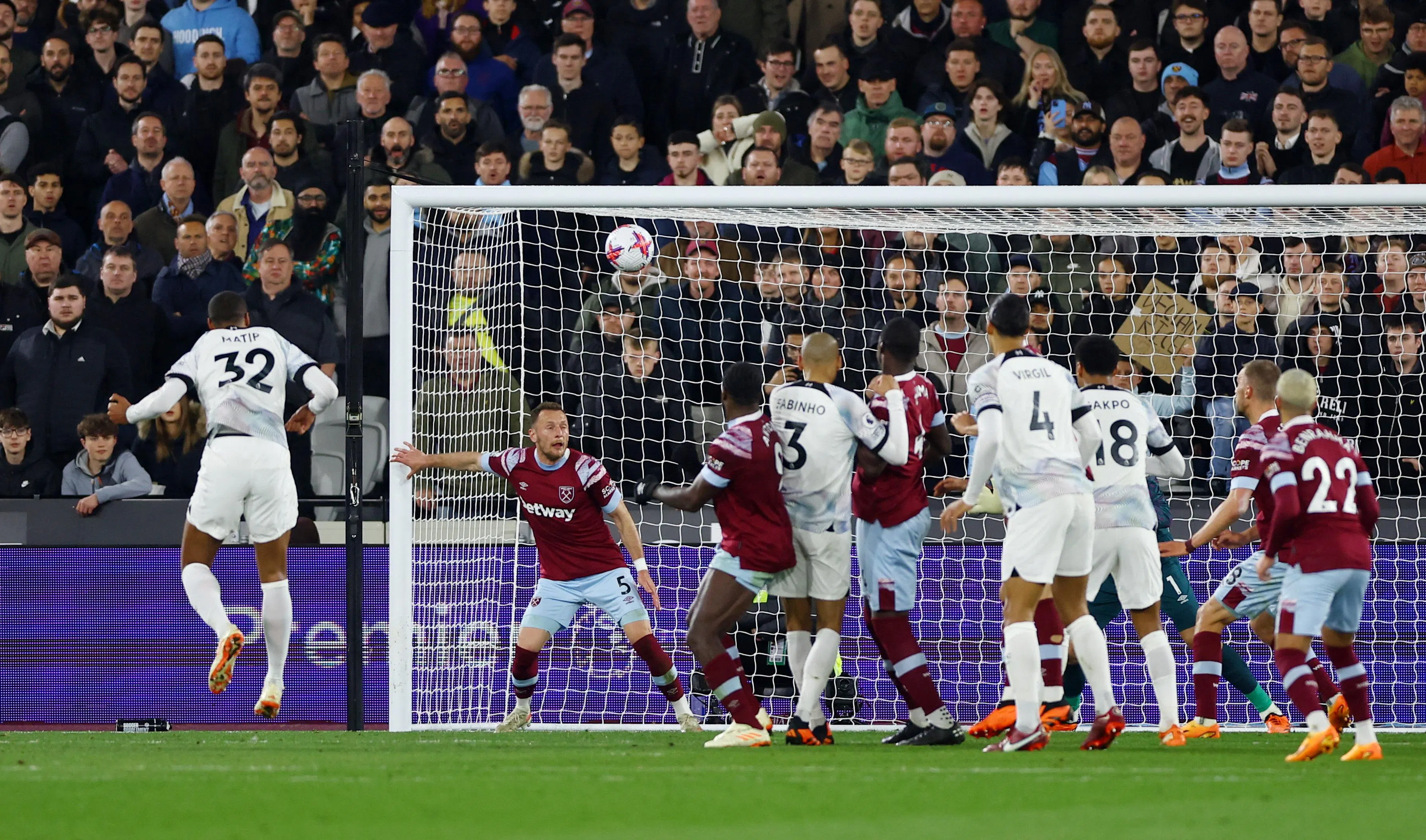 马蒂普（32号）的进球为利物浦取得最后胜利。（路透社）