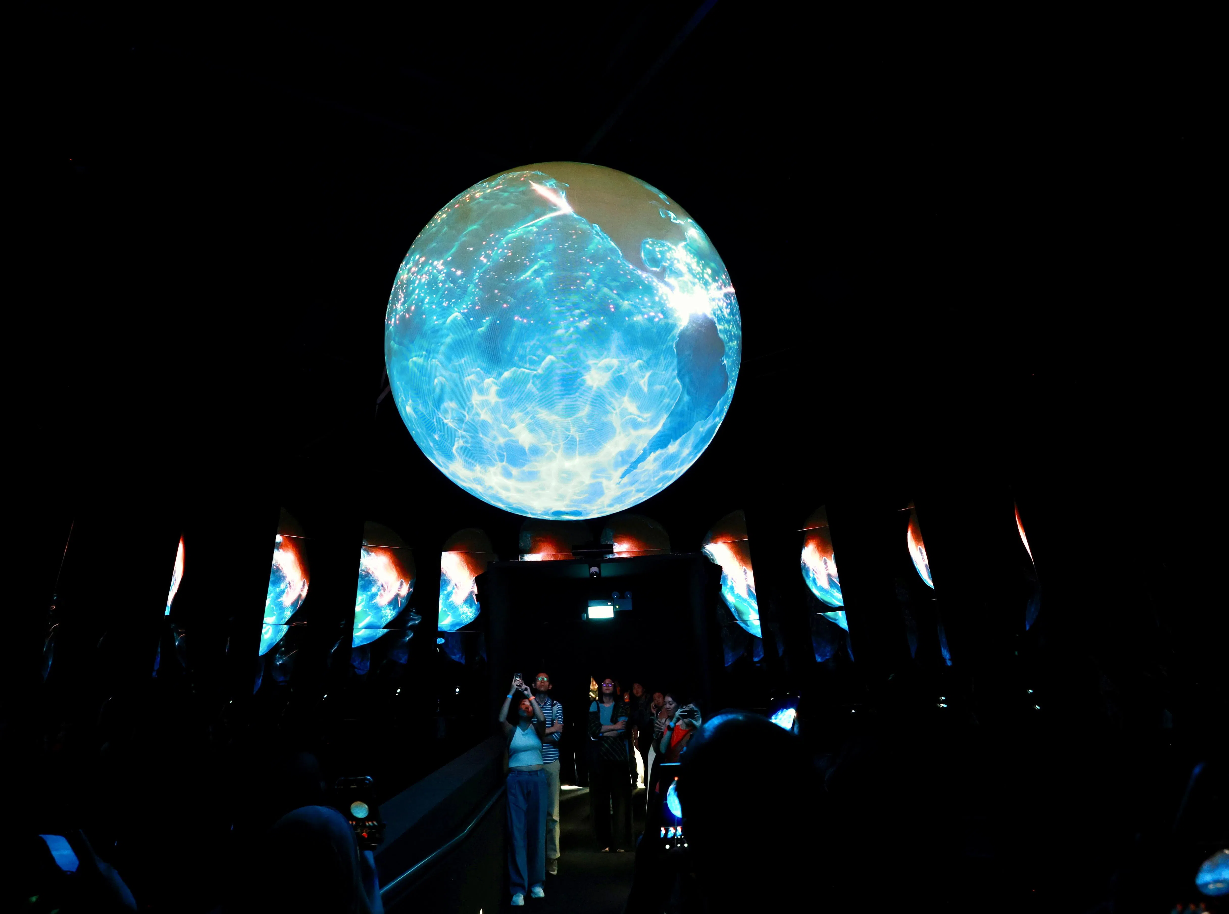 玻璃圆楼内悬挂的LED地球仪，以灯光秀的形式带出殖民时期到现代的航运路线变迁，在光影变换之间，凸显新加坡长期以来在全球网络中的重要地位。（特约陈来福摄）