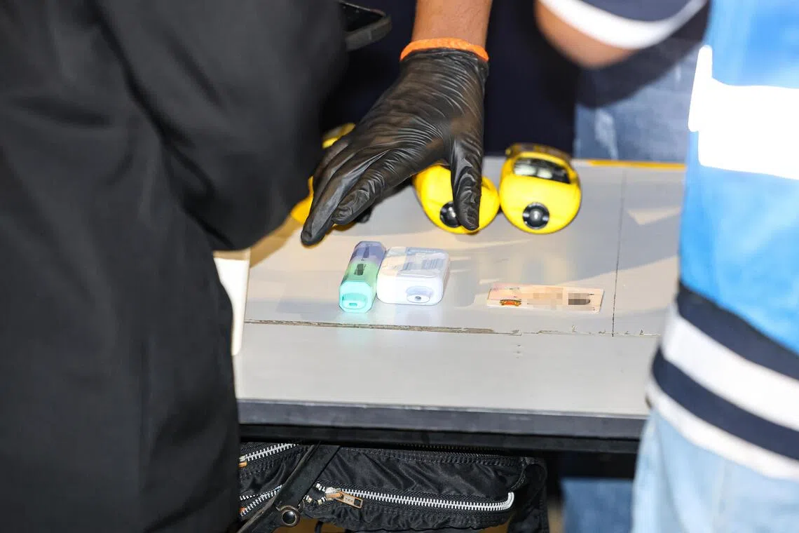 在12月20日至21日的执法行动中，八人因持有电子烟而被罚款，当局同时起获37个电子烟和相关零部件。（关俊威摄）