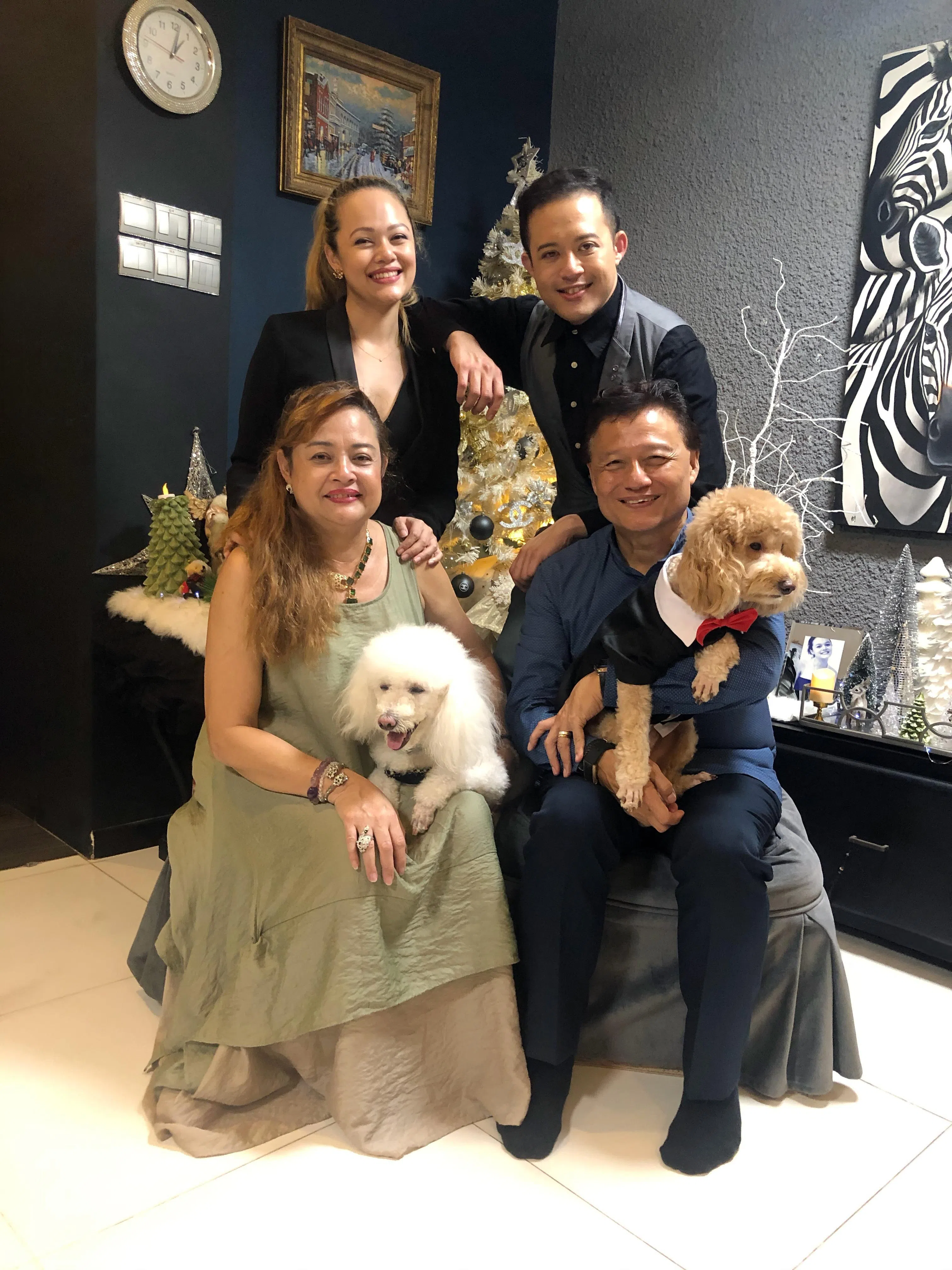 高布莱恩（前排右）认为，要爱孩子的母亲，其余的就会水到渠成，这份爱将永相随。 （受访者提供）