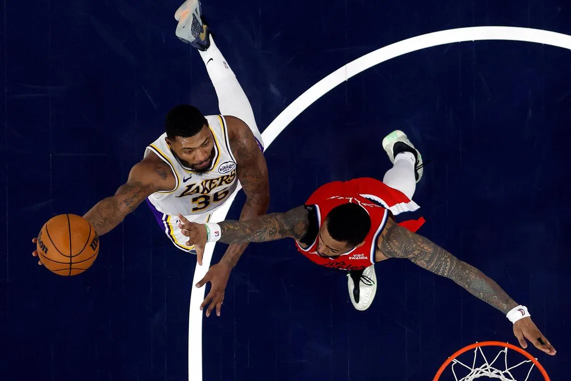 在球队众多主力伤停的情况下，湖人前锋斯玛特（左）此役难得首发上阵，但非但没能助球队赢球，还在当日收到上场比赛不良行为的罚单。（法新社）