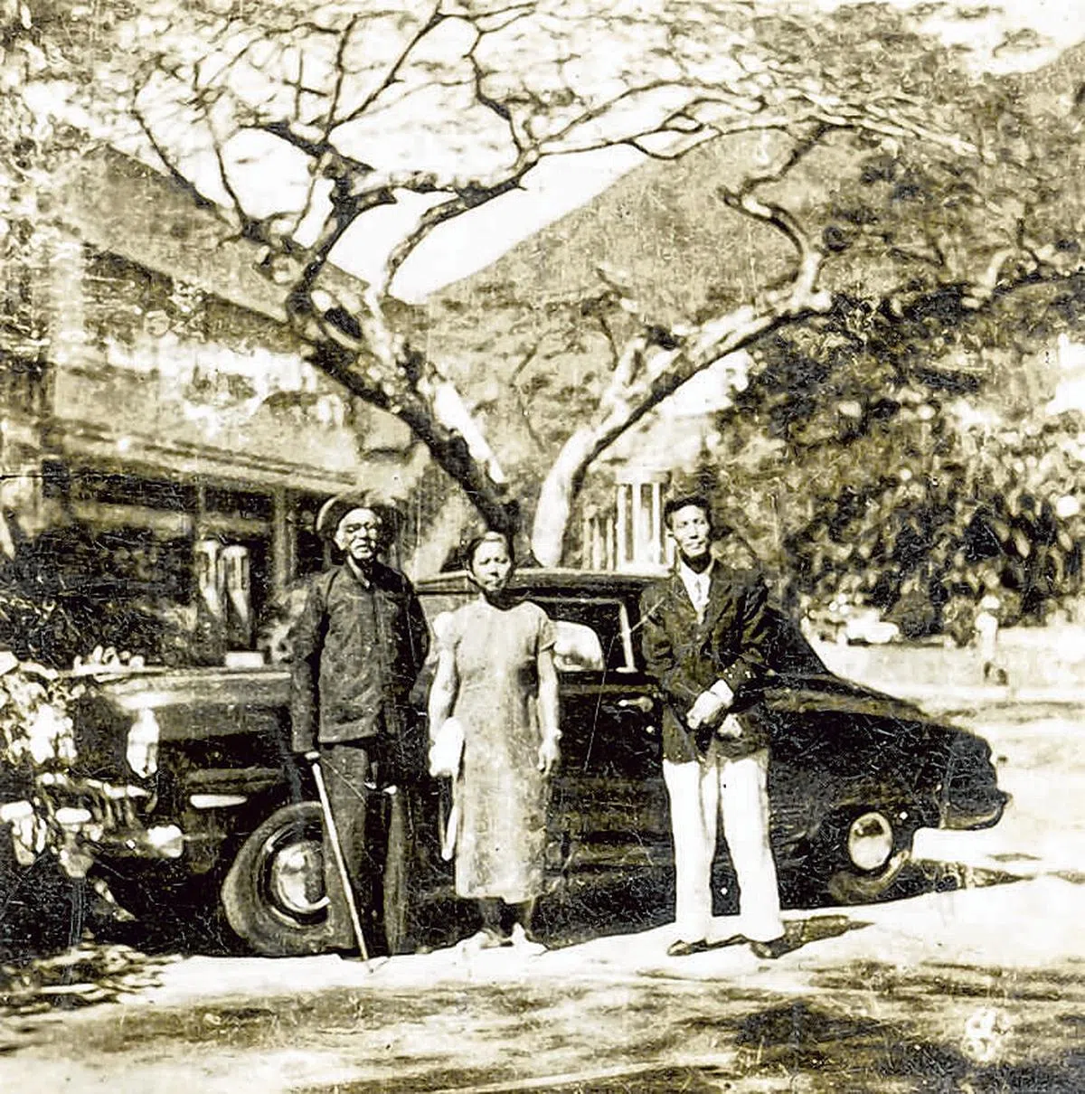 张舜琴夫妇与父亲张永福（左）在新加坡合影。（张舜琴孙女王雷藏）