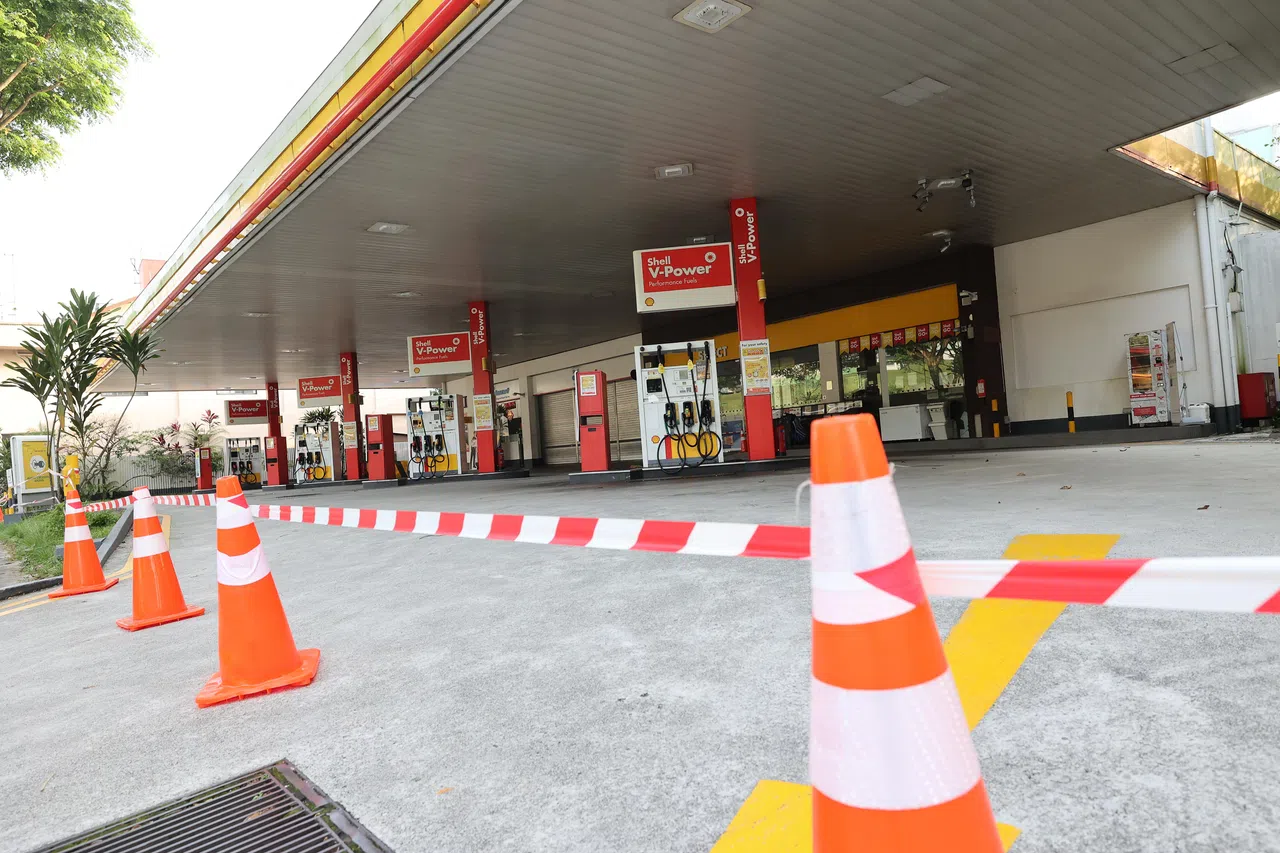 蚬壳油站也在封锁地段内，星期一（25日）早上7时起已禁止车辆进入打油，预计星期四（28日）才恢复营业。（唐家鸿摄）