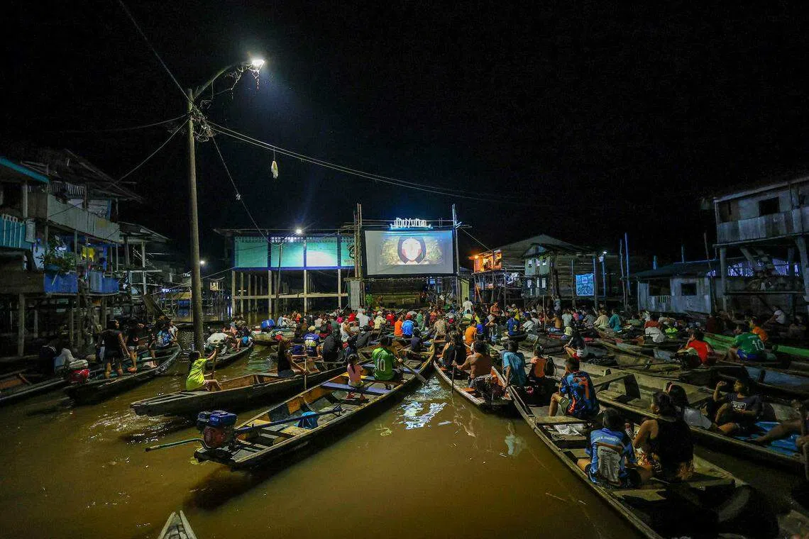 亚马逊雨林水上电影节观众坐船看电影| 联合早报
