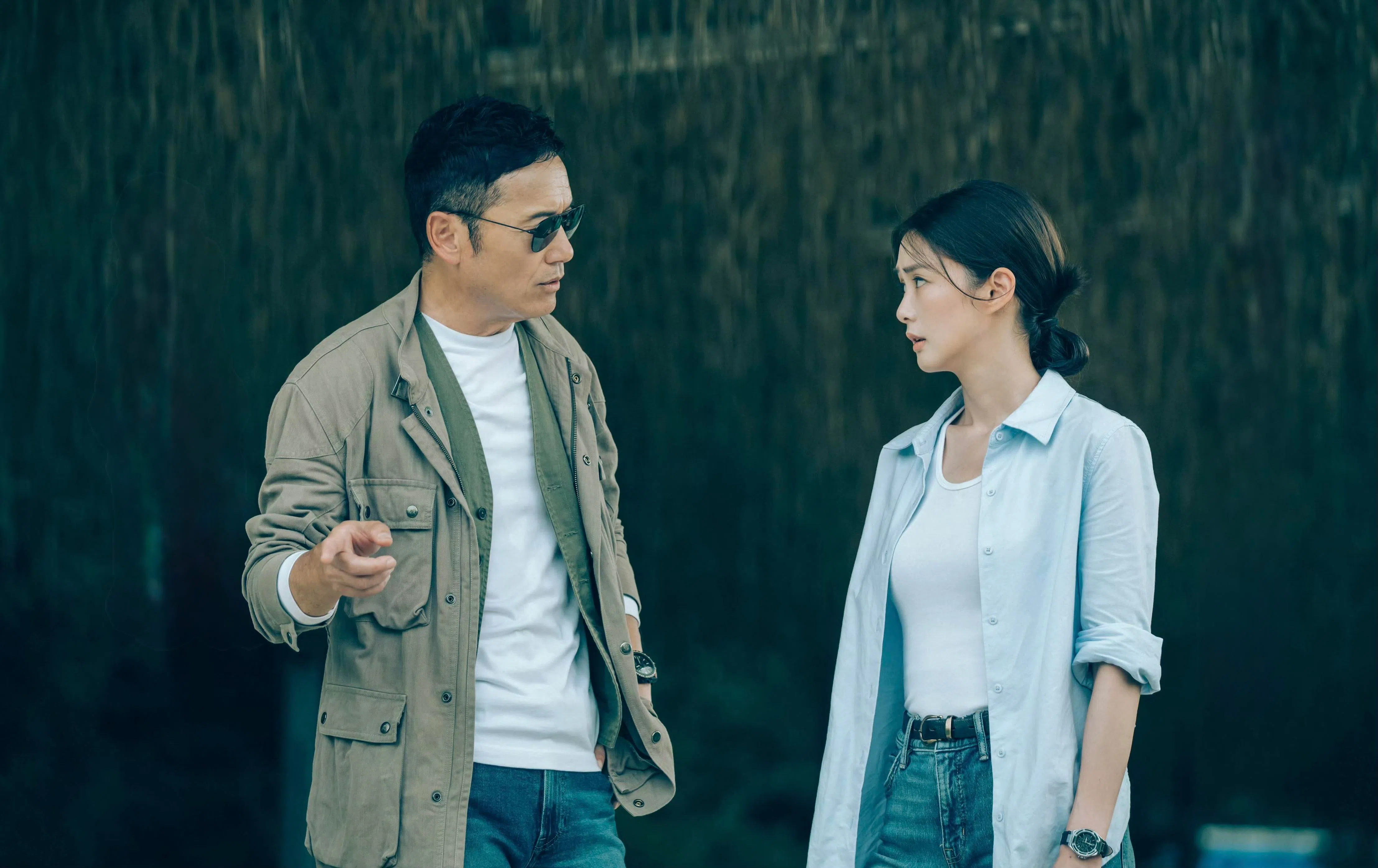 剧中苗侨伟（左）和岑丽香在并肩追凶的过程中渐渐放下恩怨，成为最佳拍档。（取自剧集微博）