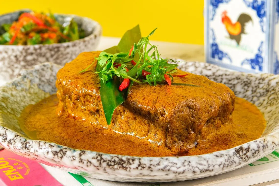 享受的劳斯莱斯南洋仁当牛小排一扯就撕开，辛香料浓郁。（餐馆提供）