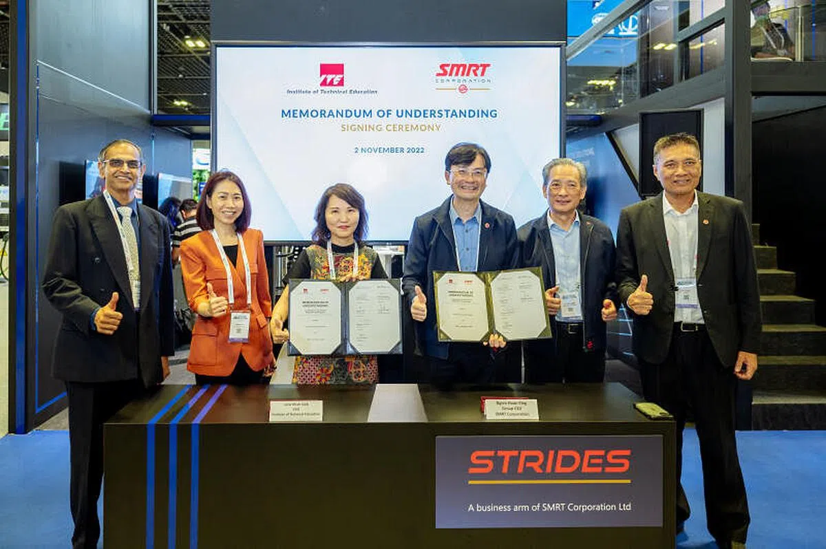 工艺教育中区学院院长苏雷什（Suresh Natarajan）（左起）、工艺教育西区学院院长萧翠云、工艺教育局总裁卢巧玉、SMRT集团总裁鄞云斌、SMRT主席佘文民、SMRT集团董事部成员阿布巴卡（Abu Bakar Mohd Nor）签署备忘录，宣布把现有同工艺教育西区学院的合作，扩大至工艺教育中区和东区学院。（SMRT提供）