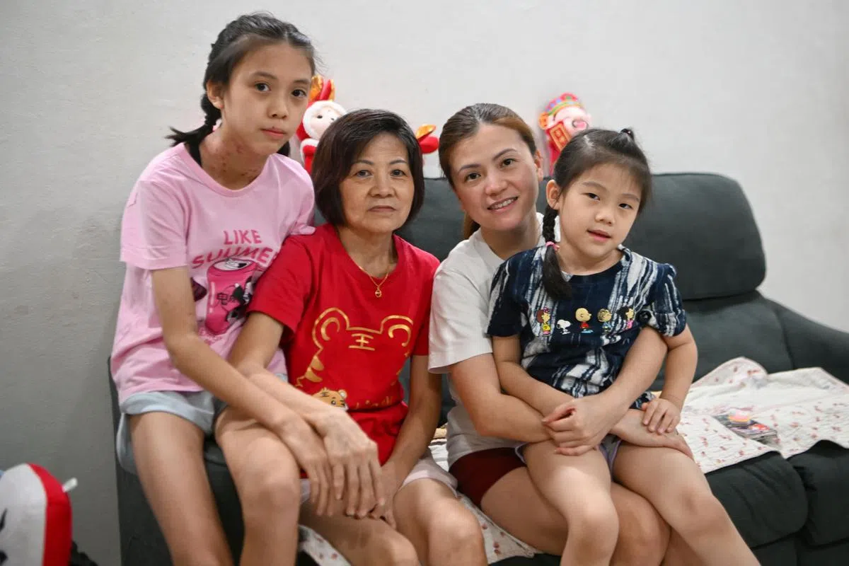 林晓丽（右二）的母亲王金红（左二）和大女儿胡凯琳（左一）目前已康复。（海峡时报）