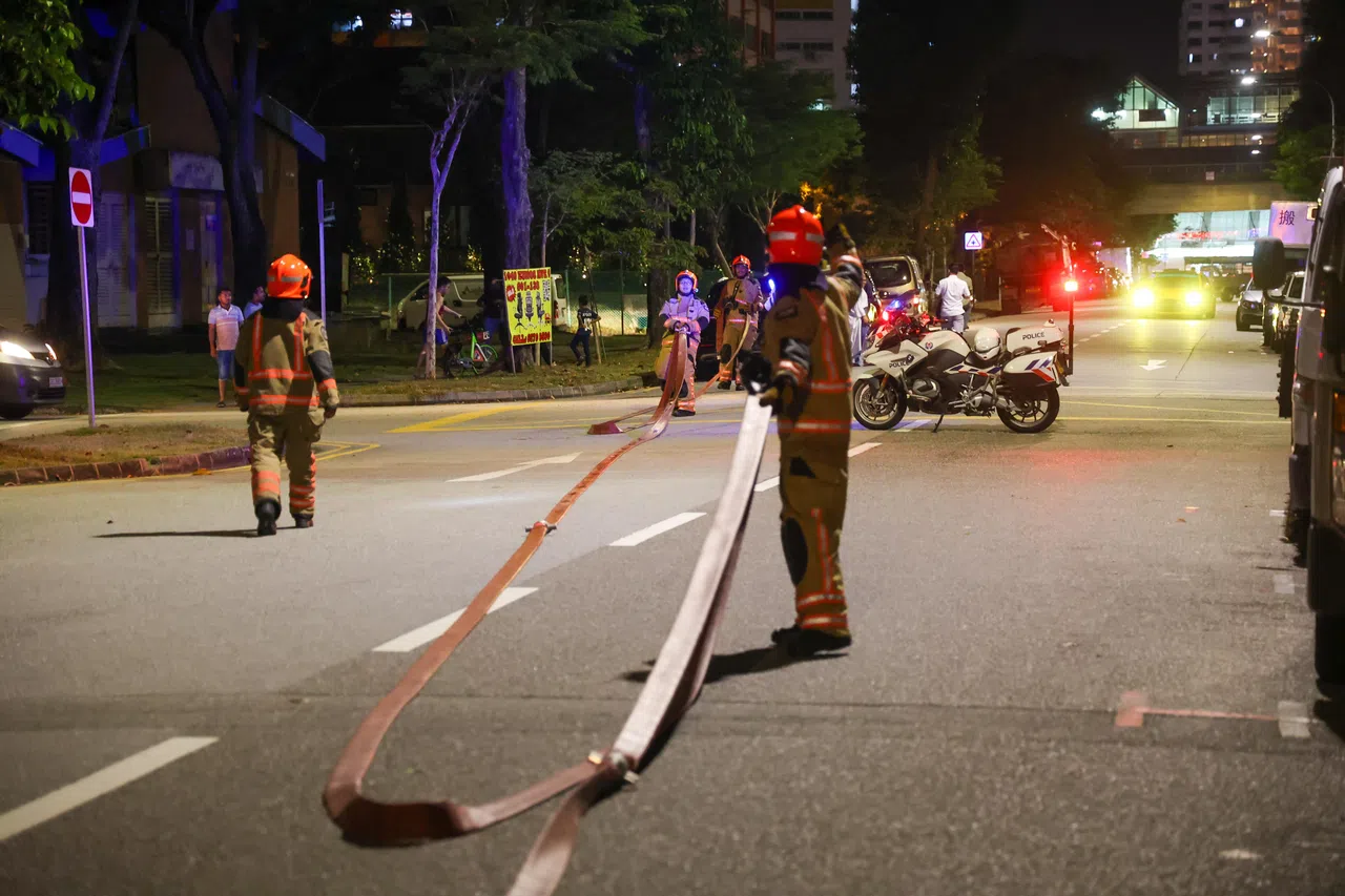 友诺士6道工业区发生火患，消防员正在火场展开灭火行动。（蔡家增摄）