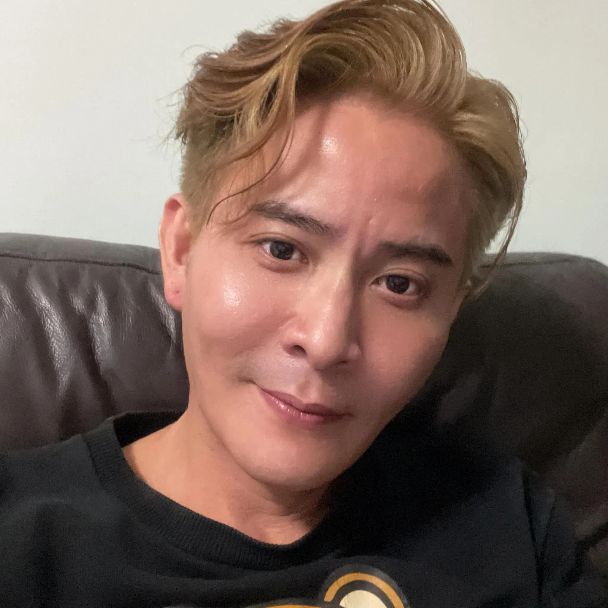 林明利（44岁）下半身严重烧伤，脸朝下倒在住家门口，医护人员在现场证实他身亡。（取自脸书）