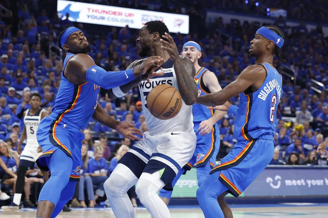 灰狼前锋兰德尔（中）在雷霆的密集防守下彻底迷失，全场命中率不到两成，另有四次失误。（路透社）