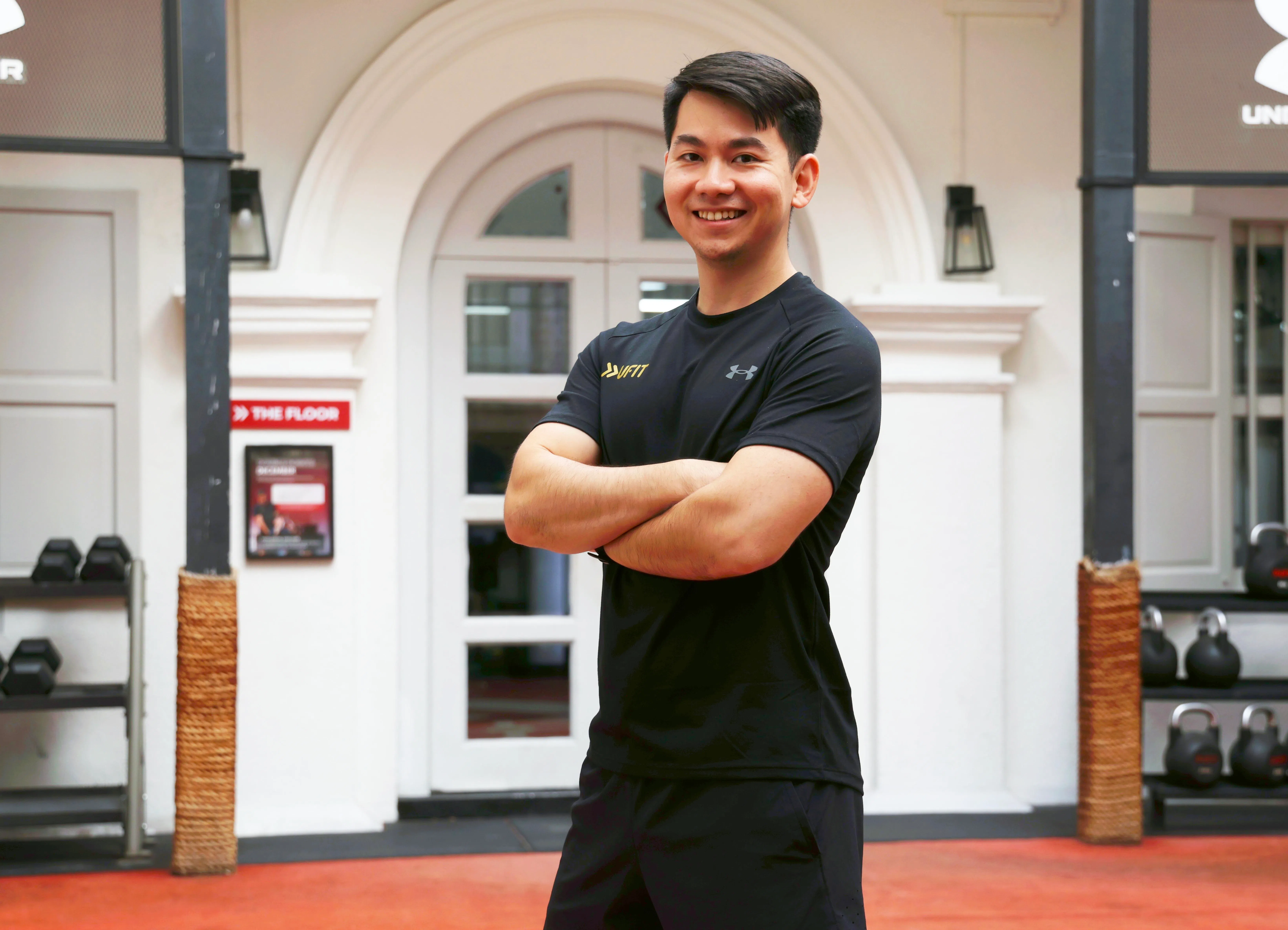 张永太指出，久坐易致小腿紧绷，上班族应常做小腿拉伸，并尽量每天走7000至一万步。（郑一鸣摄）