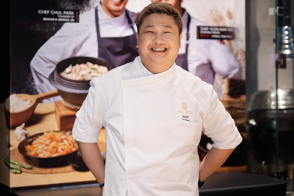 3月26日，尹男老来新加坡的Seorae Jib餐馆实龙岗Nex商场分店，举办现场美食示范。（餐馆提供）