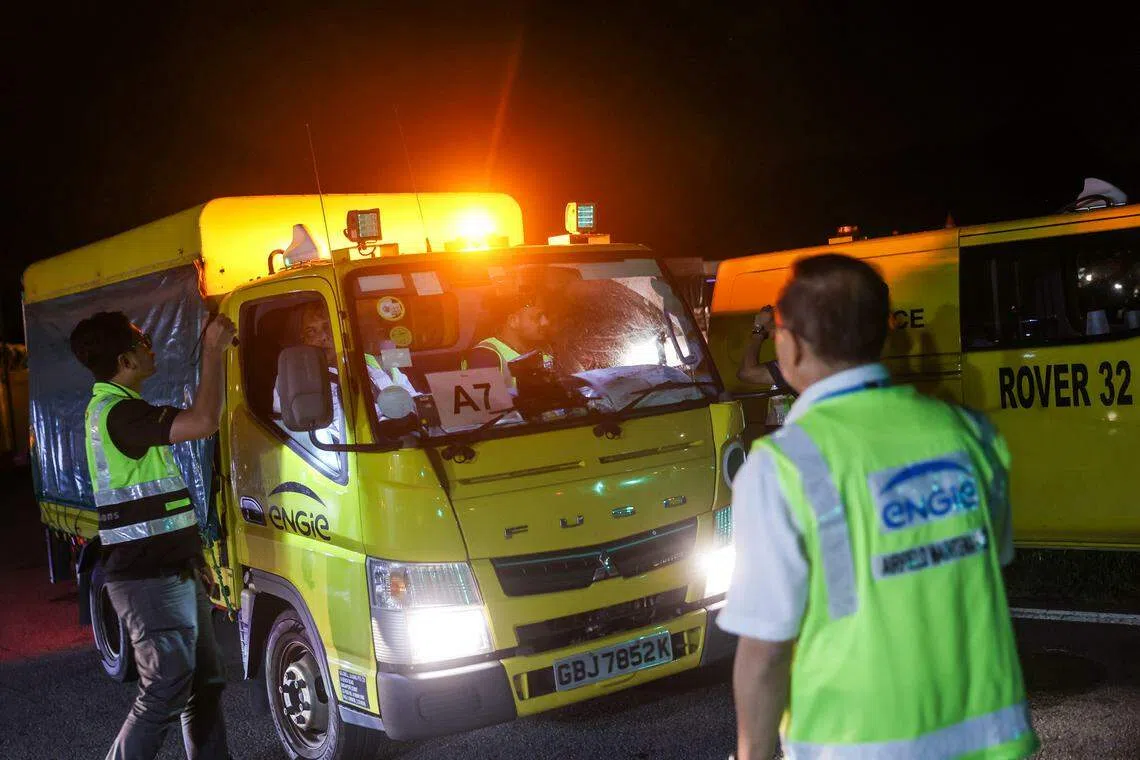 机场跑道受到严格管控，每一部维修车辆都必须出示证件才能获准进入。（白艳琳摄）