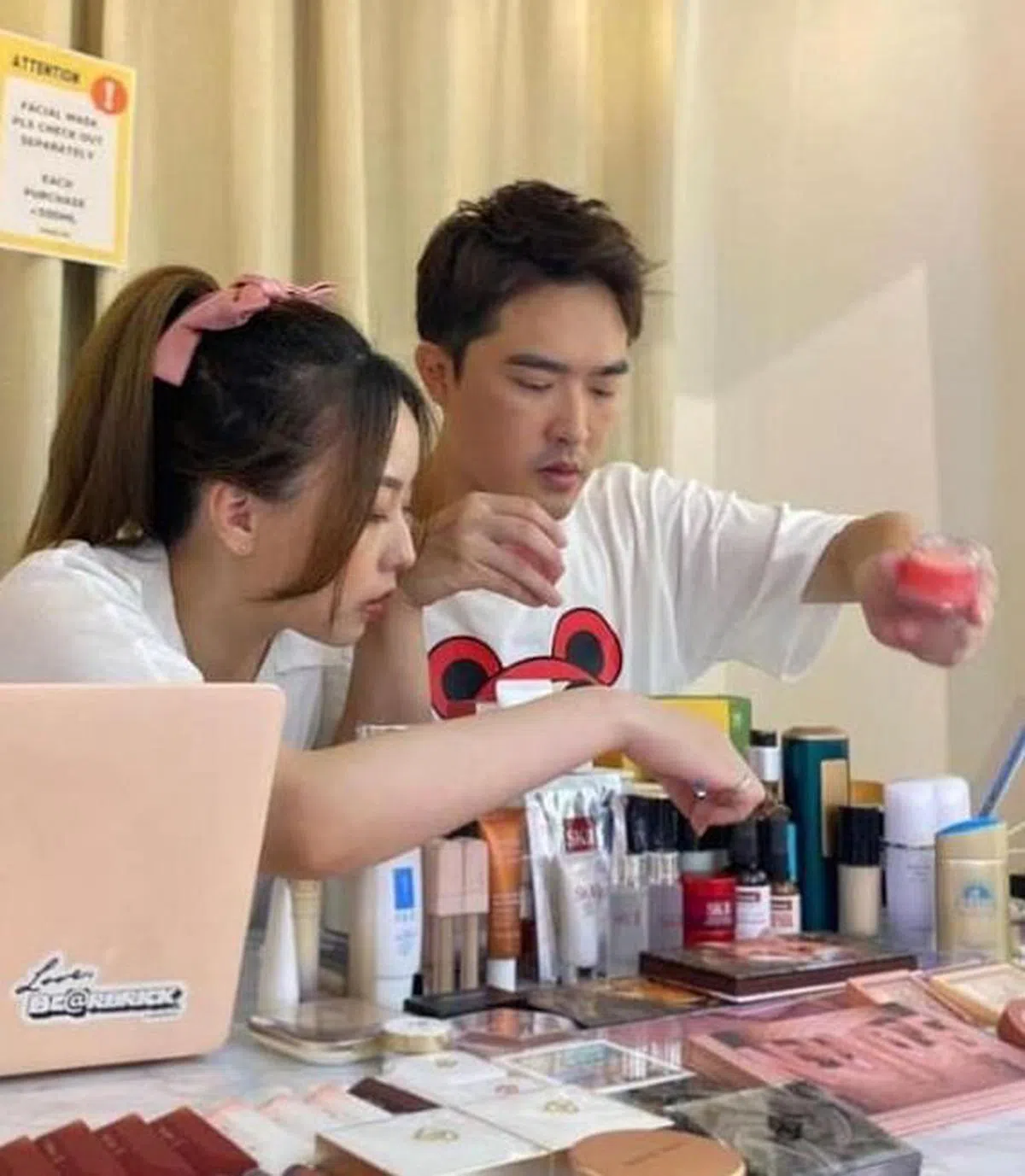 李腾与爱妻一起做直播。（取自网络）
