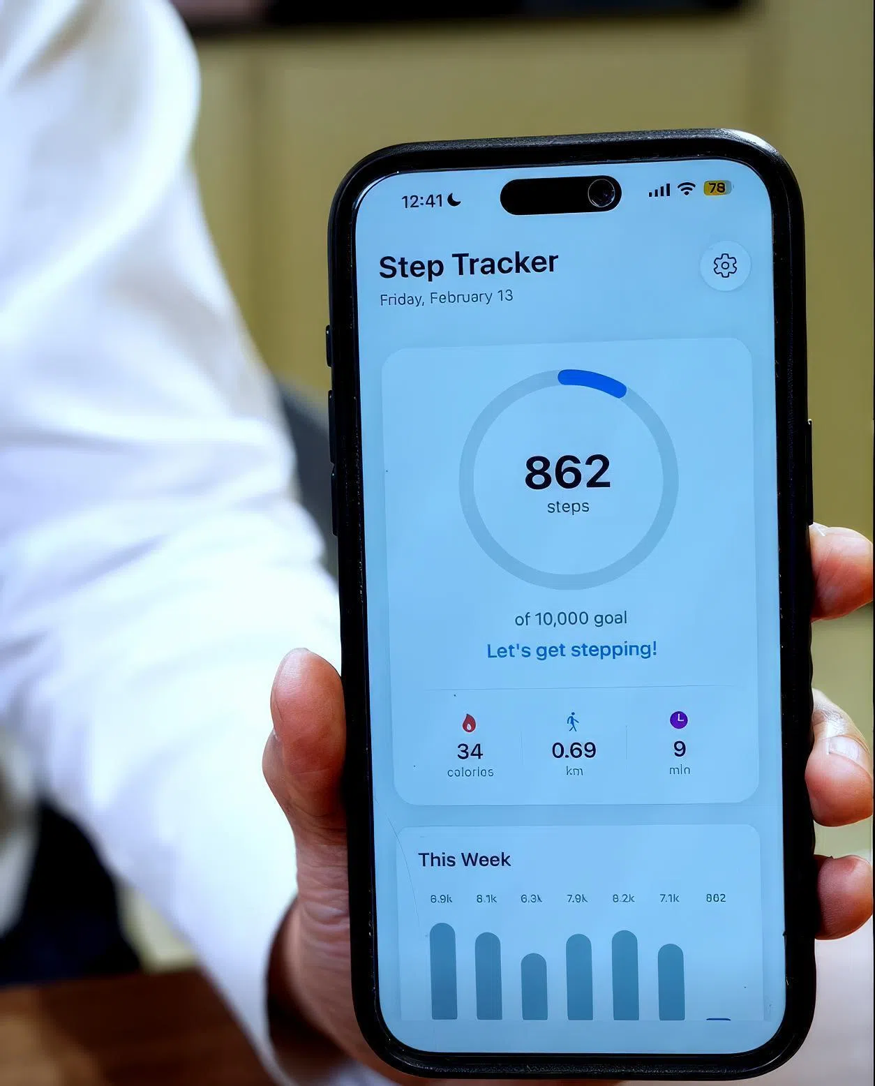 黄总理最近尝试在人工智能的协助下，在一天内从零开始，在手机上构建了一个简易的应用，追踪每一天的步数。（视频截图）