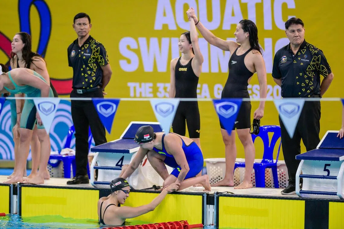 女子4X100米混合泳接力赛，游第四棒的柯婷文（池中）率先触壁夺冠后，妹妹柯敬文马上冲前祝贺。站在池边的沈恩夷（右二）与杨舒宁也兴奋得一同庆祝。（新加坡体育理事会提供）
