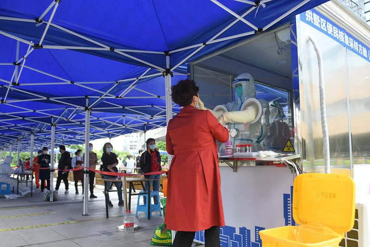 杭州开展全员常态化核酸检测。图为浙江省杭州市拱墅区投用具有物理隔绝、正压环境等防疫条件的便民核酸采样方舱。（中新社）