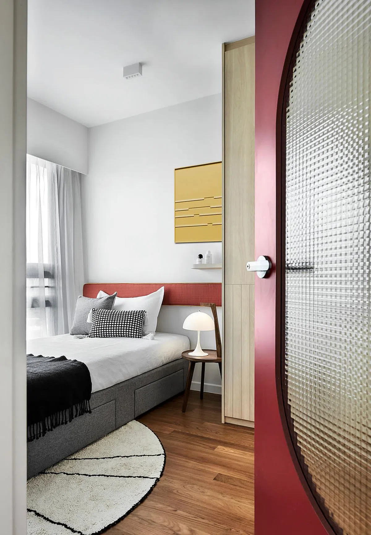 卧室在多种色彩中仍能求取宁静感觉。