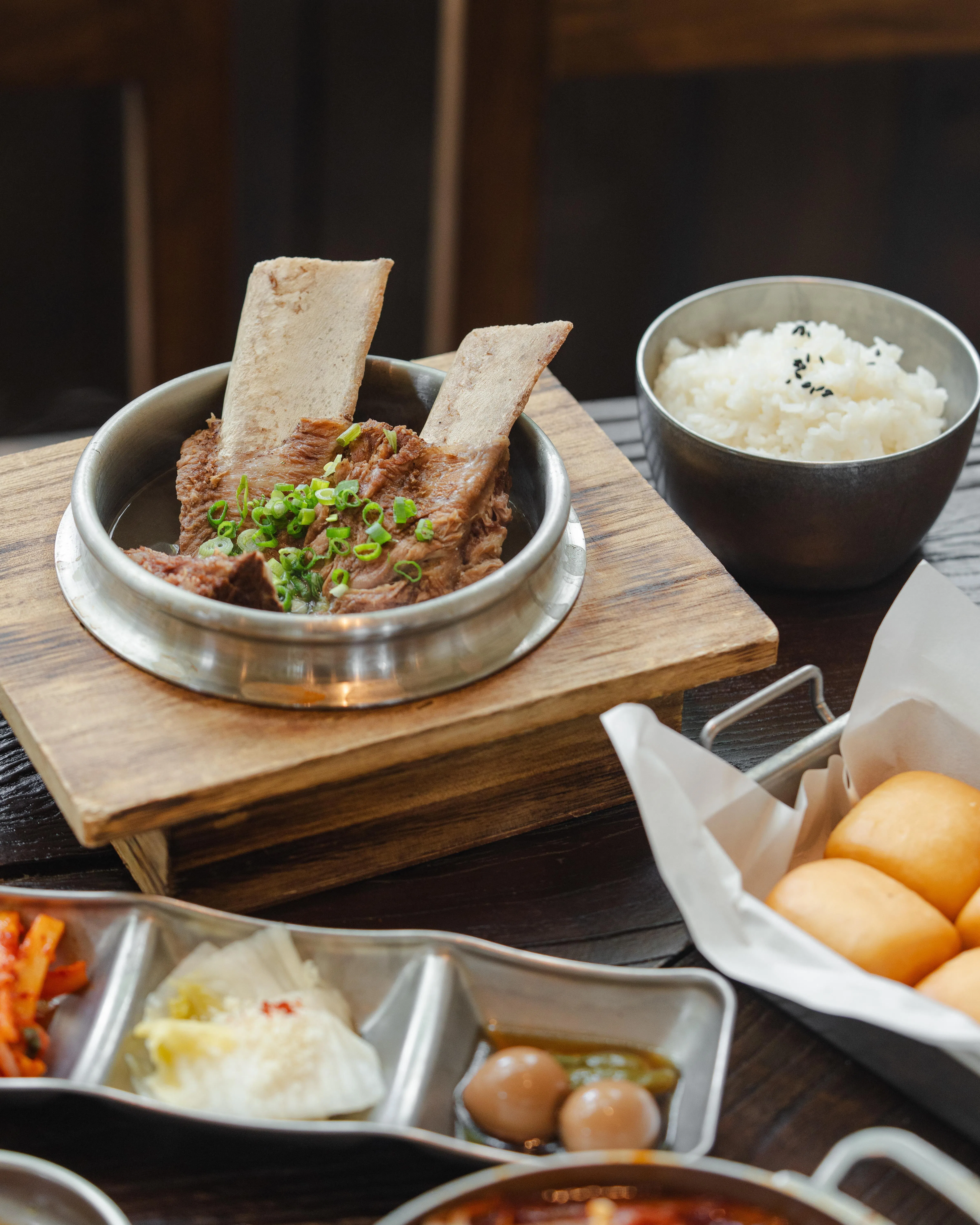 韩式牛骨汤以牛肋骨高汤慢炖24小时，清甜温润。（餐馆提供）