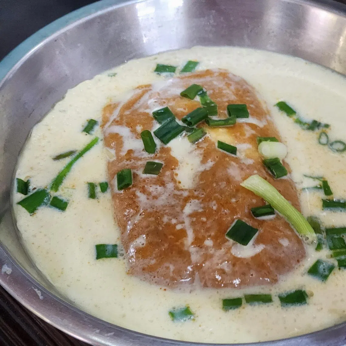 乌打蒸蛋用来自麻坡的手工乌打。（陈爱薇摄）