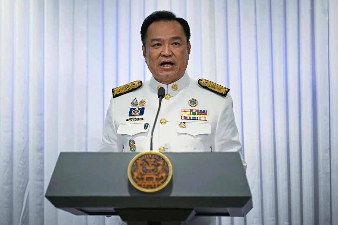 2025年9月7日，泰国新任首相阿努廷在曼谷泰自豪党总部举行的御准仪式后向媒体发表讲话。当天，这位企业家出身的政治人物在国王御准后正式就任首相。（法新社）