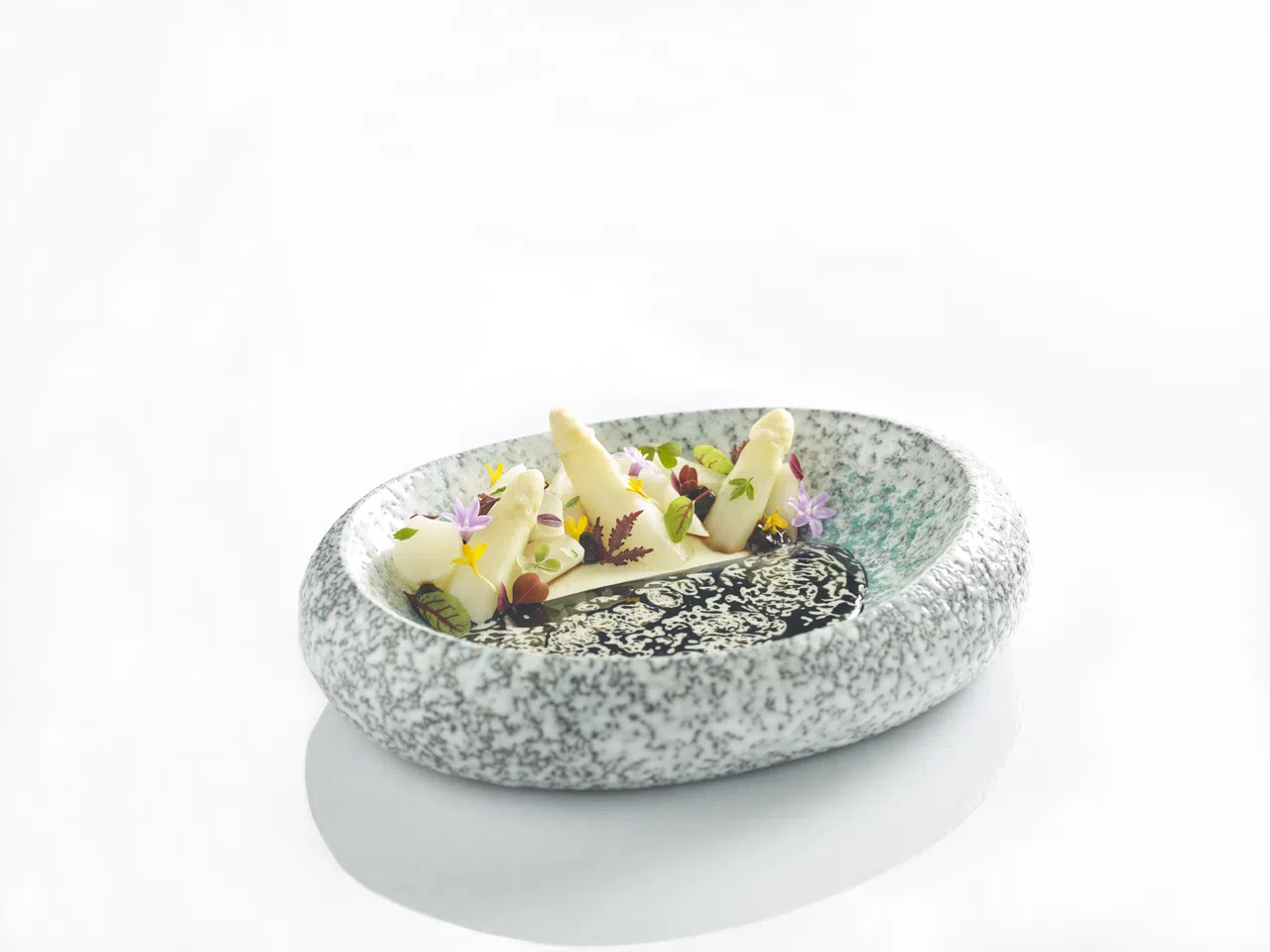 Altro Zafferano的白芦笋配芝士黑蒜酱清甜脆嫩。（餐馆提供）