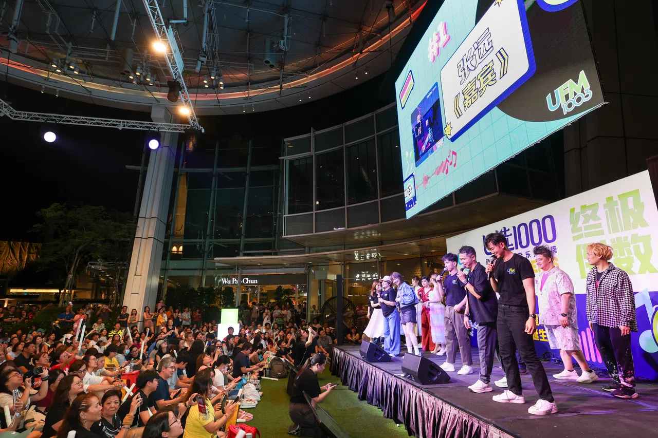 2024年“U选1000”终极倒数活动现场，听众与UFM100.3全体DJ大合唱。（档案照片）