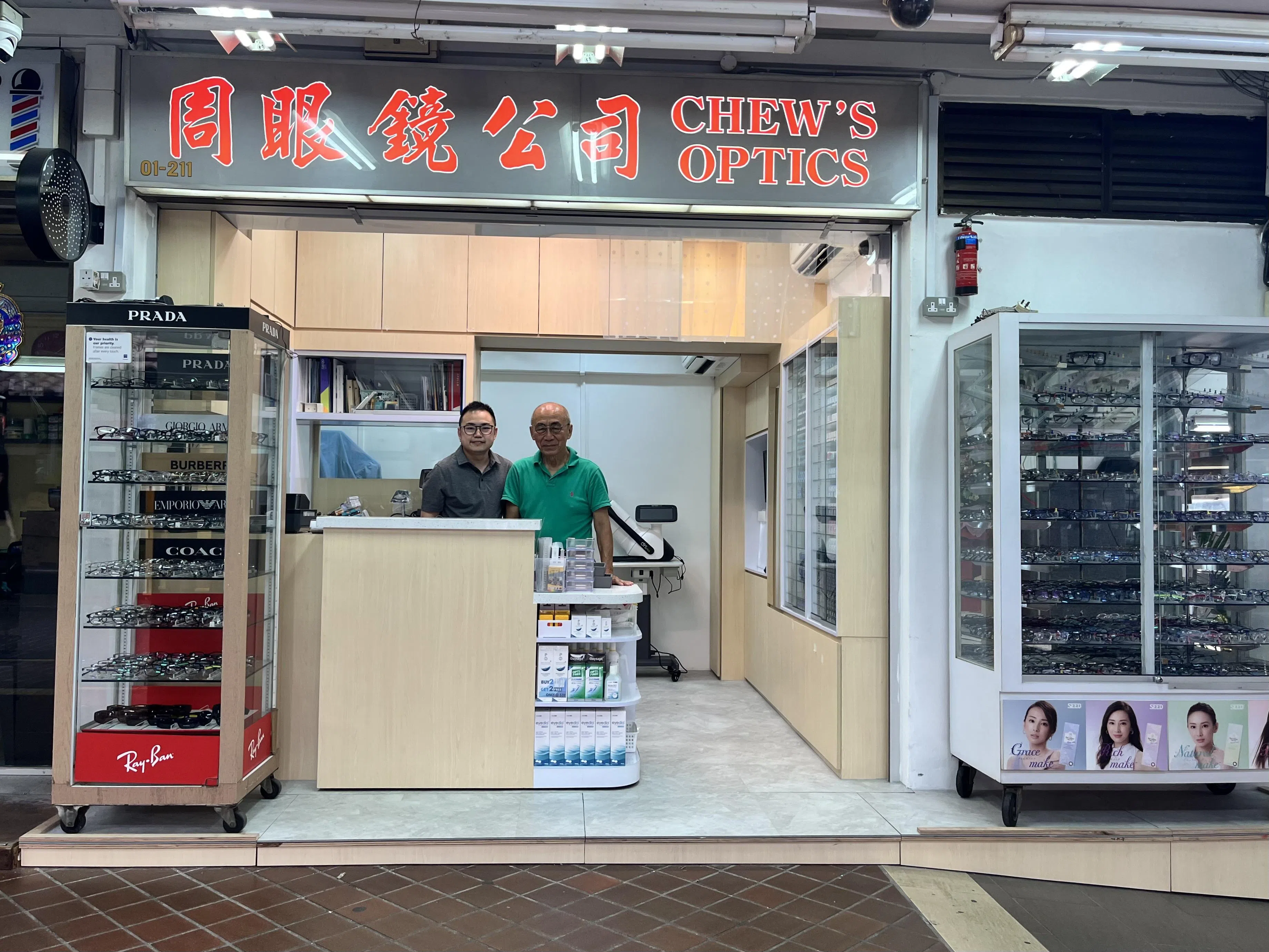 大牌144的周眼镜公司刚完成30多年来首次装修，创办人周经虎（右）已把生意交给外甥骆杰克（左）打理。（陈映蓁摄）