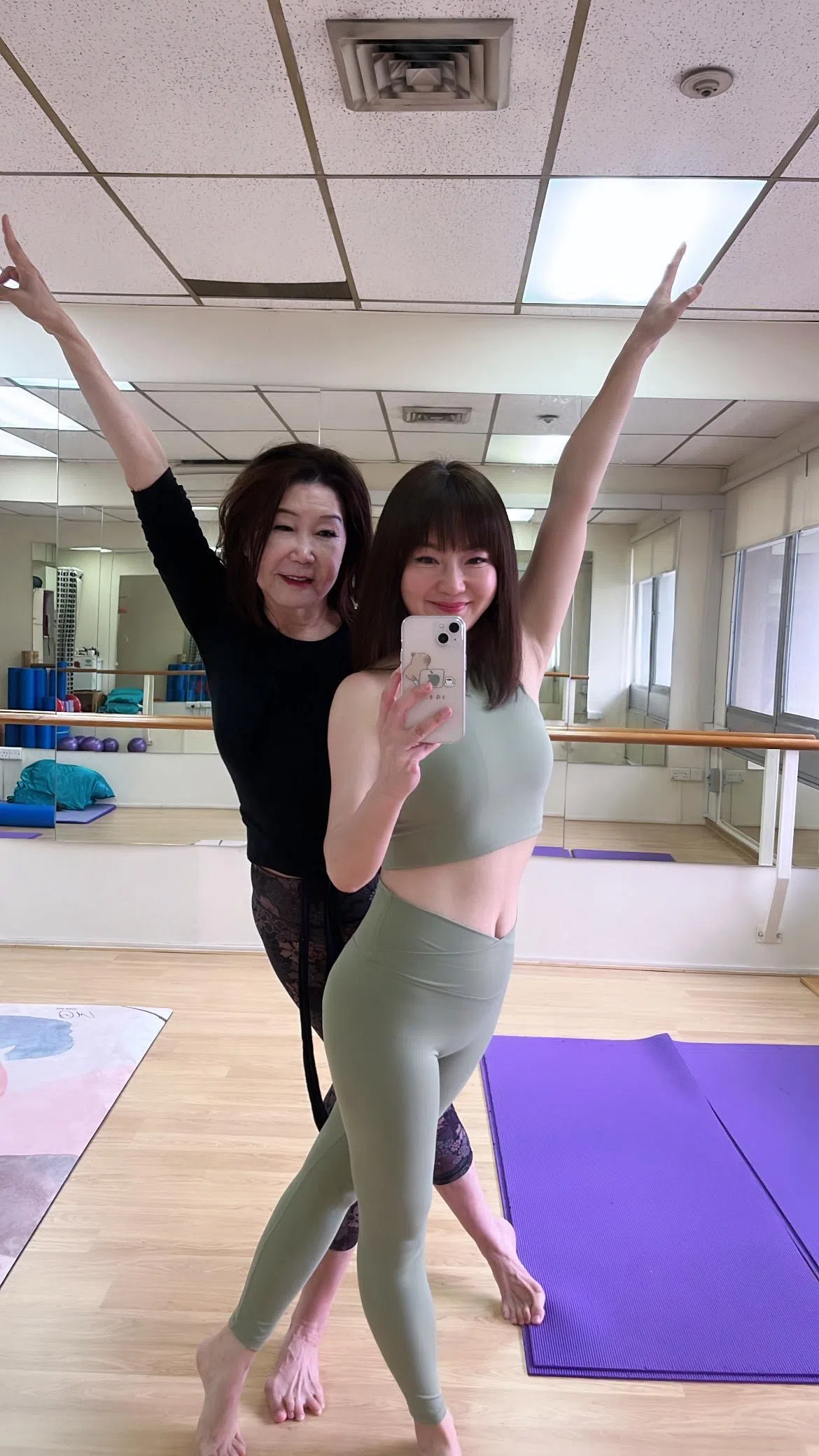罗克敏（右）与拥有超过30年教学经验的瑜伽老师黄惠莲一起开设瑜伽教室。（受访者提供）