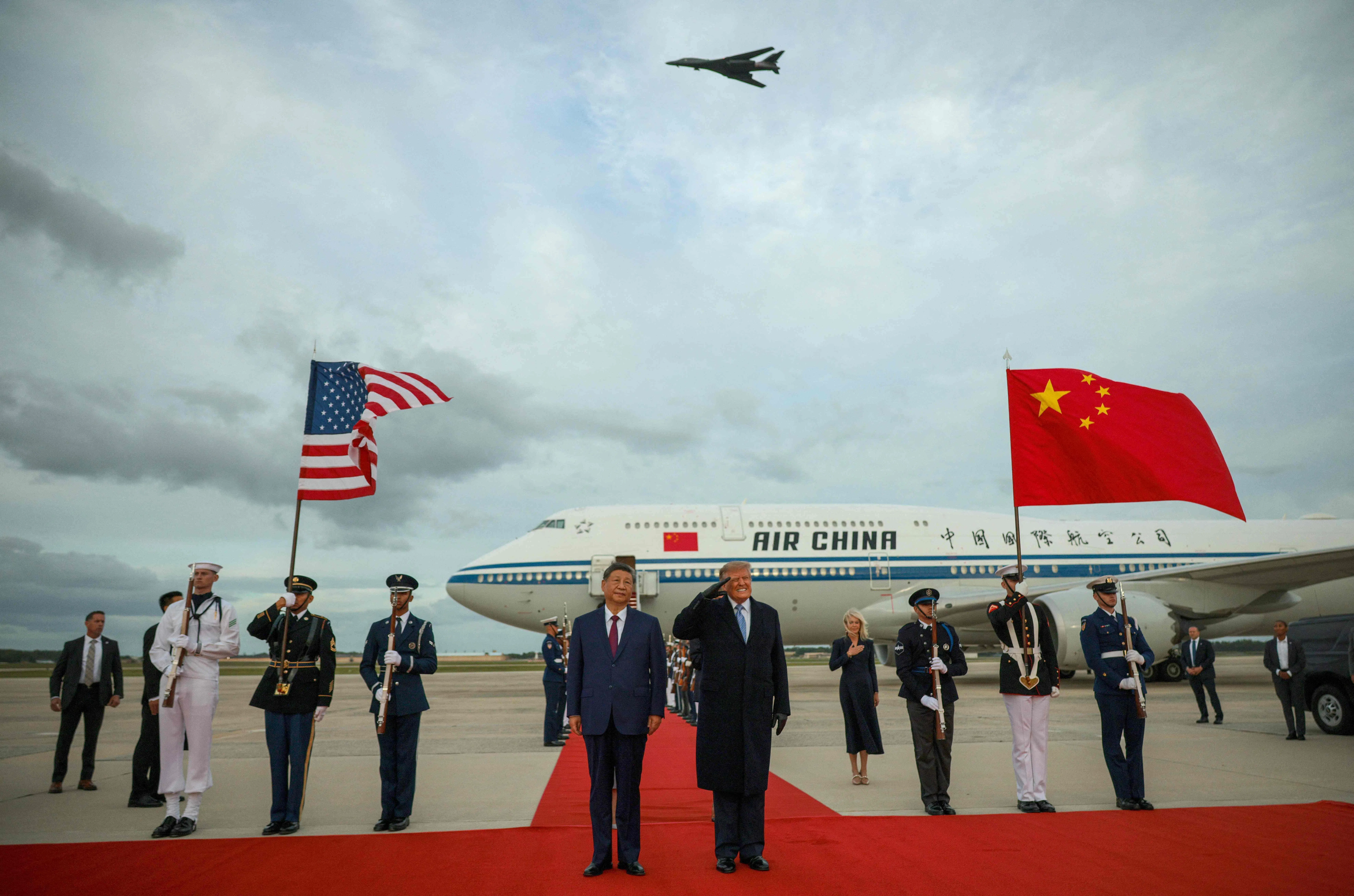 美国总统特朗普（右）星期三（9月23日）在马里兰州安德鲁斯联合基地举行的欢迎仪式上，与中国国家主席习近平（左）站在红地毯上。B-1轰炸机飞越上空时，特朗普举手致意。（法新社）