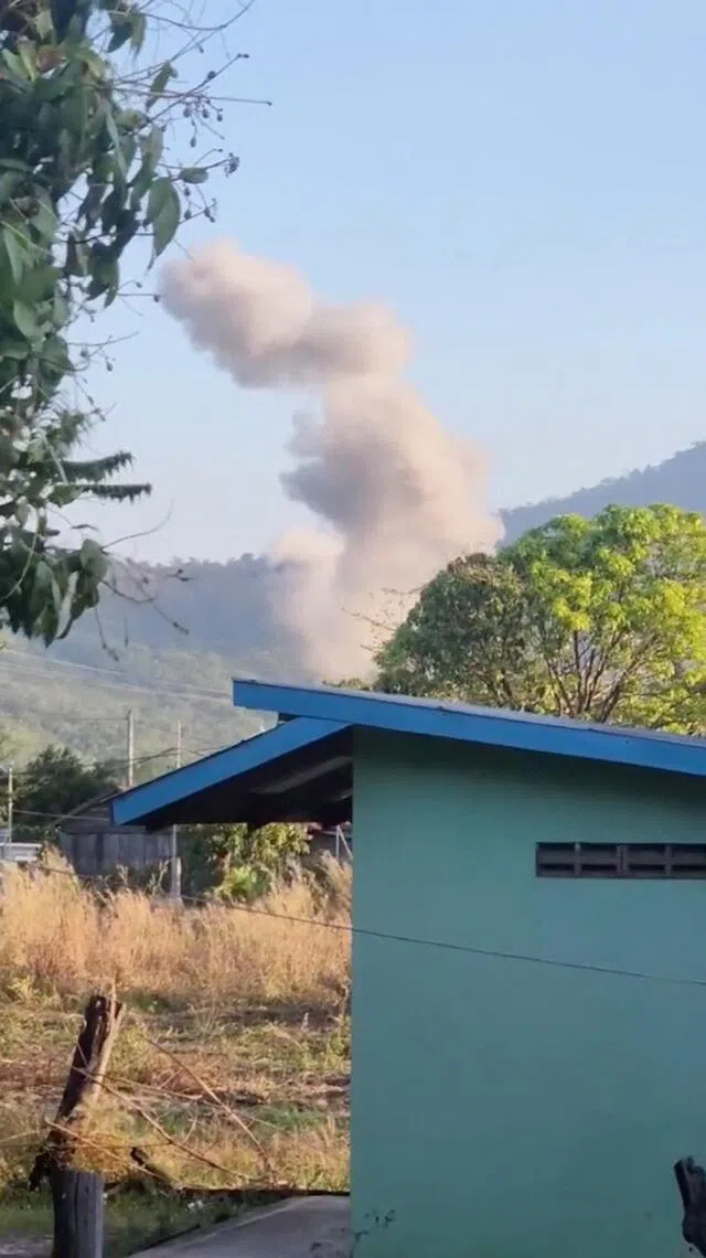 泰国军方称，泰国对柬埔寨争议边界地区发动空袭后，柬埔寨柏威夏省地区升起浓烟。（路透社）