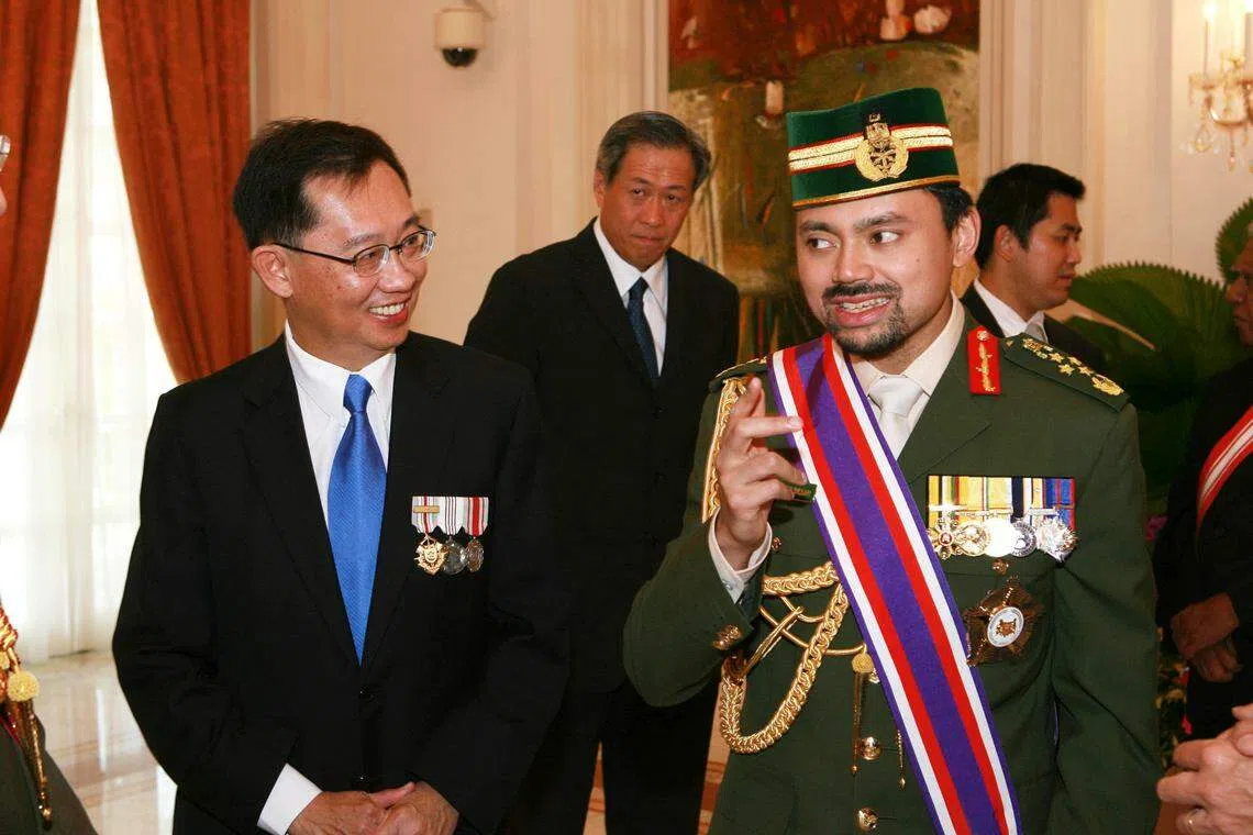 2009年1月20日，许国丰（左一）在总统府接待获颁殊功勋章（军事）的文莱王储比拉赫（左三）。左二为时任教育部长兼国防部第二部长黄永宏医生。（国家档案馆）