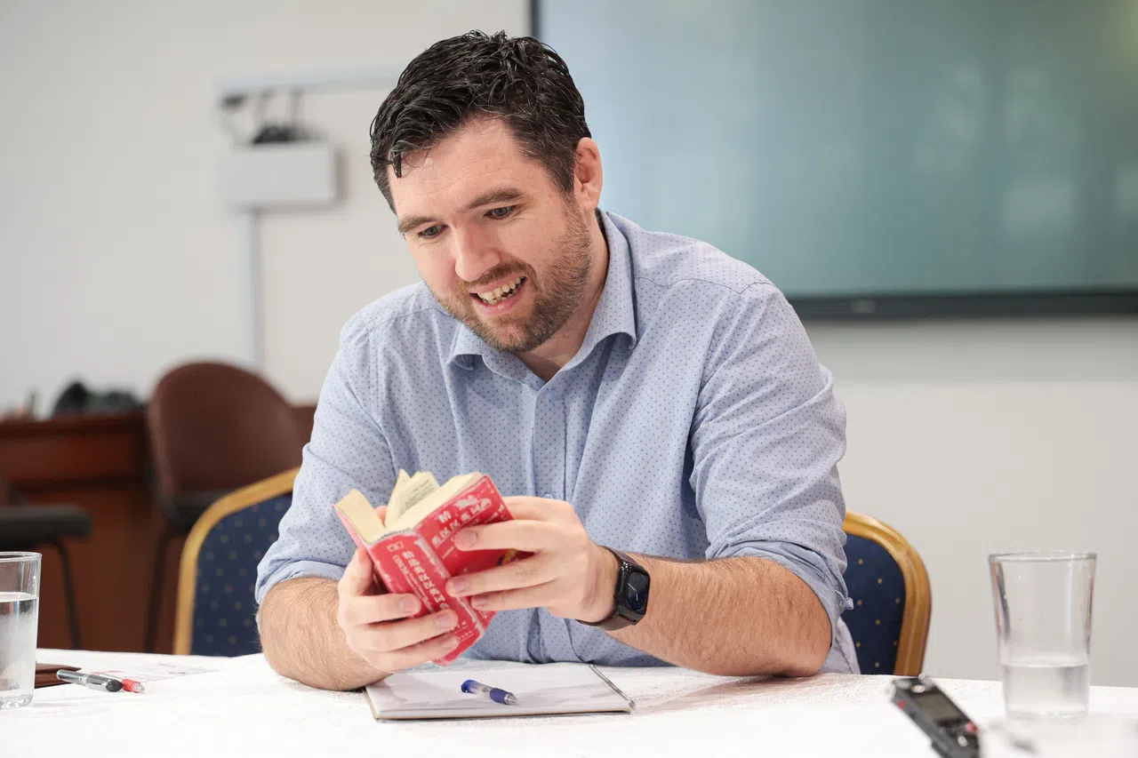 英国外交官鲍旭手上的词典跟了他20年，吃饭唱K都随身携带。（李冠卫摄）