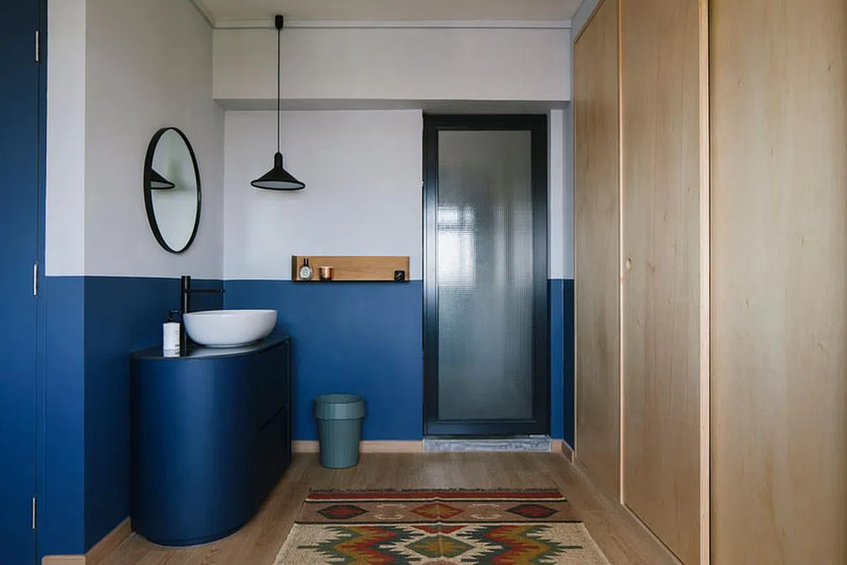男主人喜爱的深蓝用在更衣间盥洗台和连接浴室的墙面。