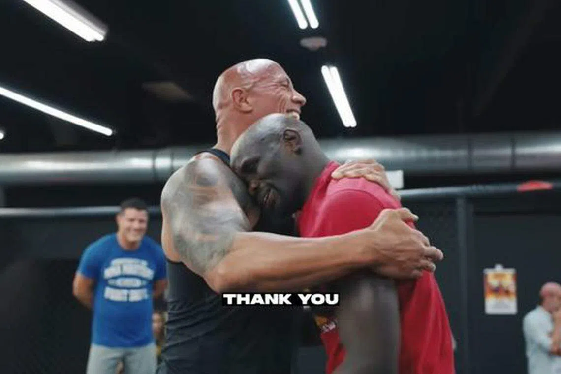 巨石强森（左）的激励话语，深深感动戈林博。（互联网）