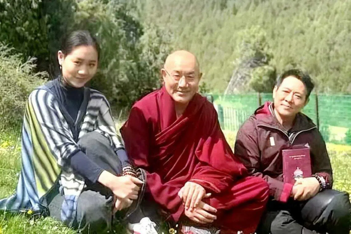 李连杰（右一）带着妻小上山闭关修行。（互联网）