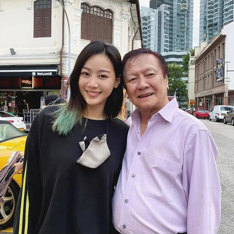 刘怡伶在社媒分享与爷爷刘山尼的合照，并留言悼念爷爷。（图片取自艺人IG）