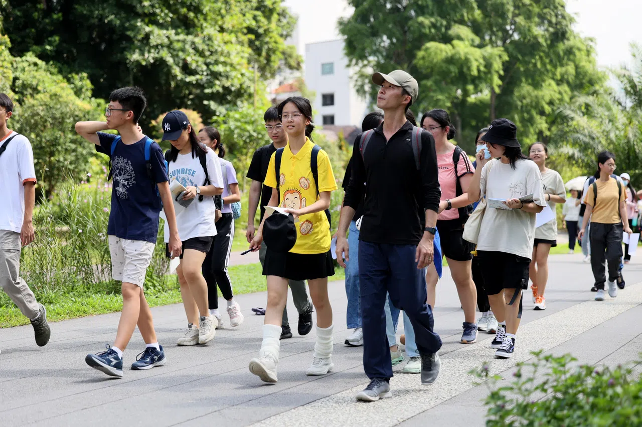 参与第八代字食族征选活动的23个学生作者，同本次户外写作活动的导师、本地作家梁海彬（右一）在星期六早上展开生态文学之旅。（龙国雄摄）
