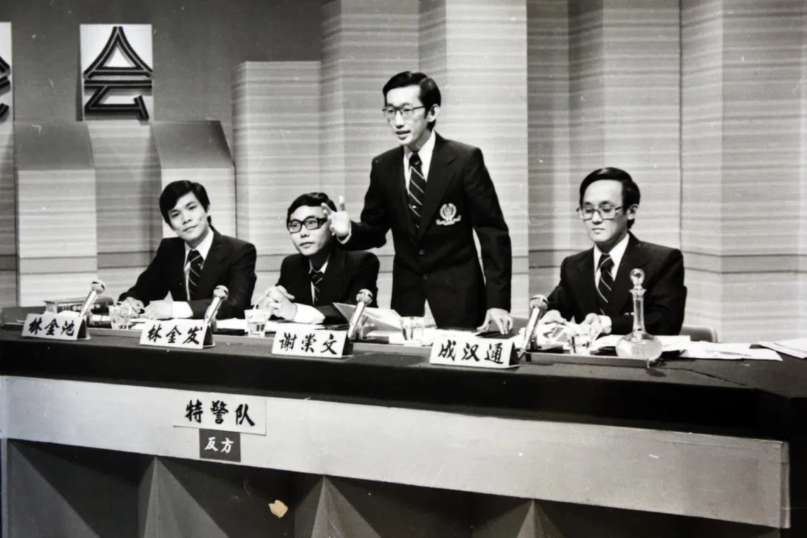 成汉通（右一）于1979年与报馆同事代表特警队参加电视台主办的青年辩论赛，并荣获冠军。（档案照）