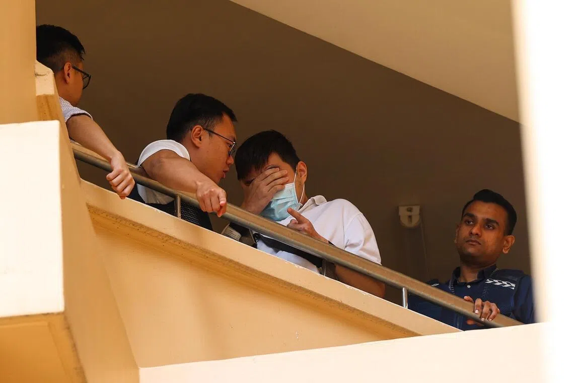 被告被警员带上组屋五楼，确认丢掷鸡蛋的具体地点和行为。（林明顺摄）