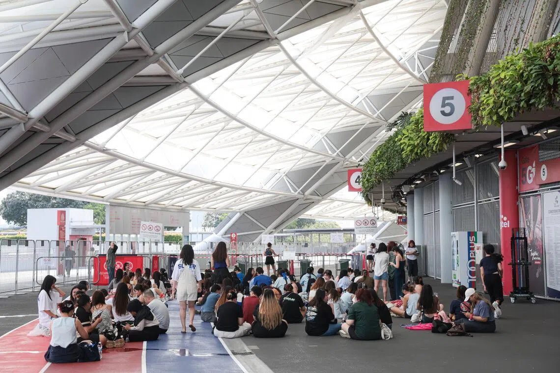 近百名Super Junior粉丝早早就等在音乐会入场处，希望能从最好的角度见到偶像。（李冠卫摄）