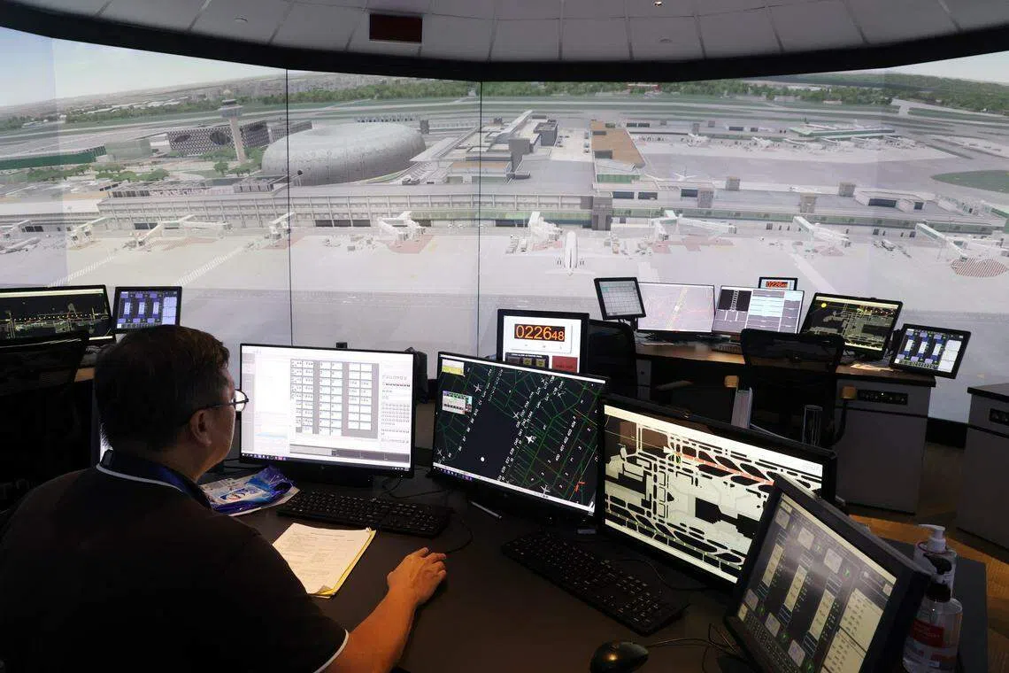 改造后的民航学院将保留现有的航空交通服务训练模拟器等多个培训器材。（邝启聪摄）