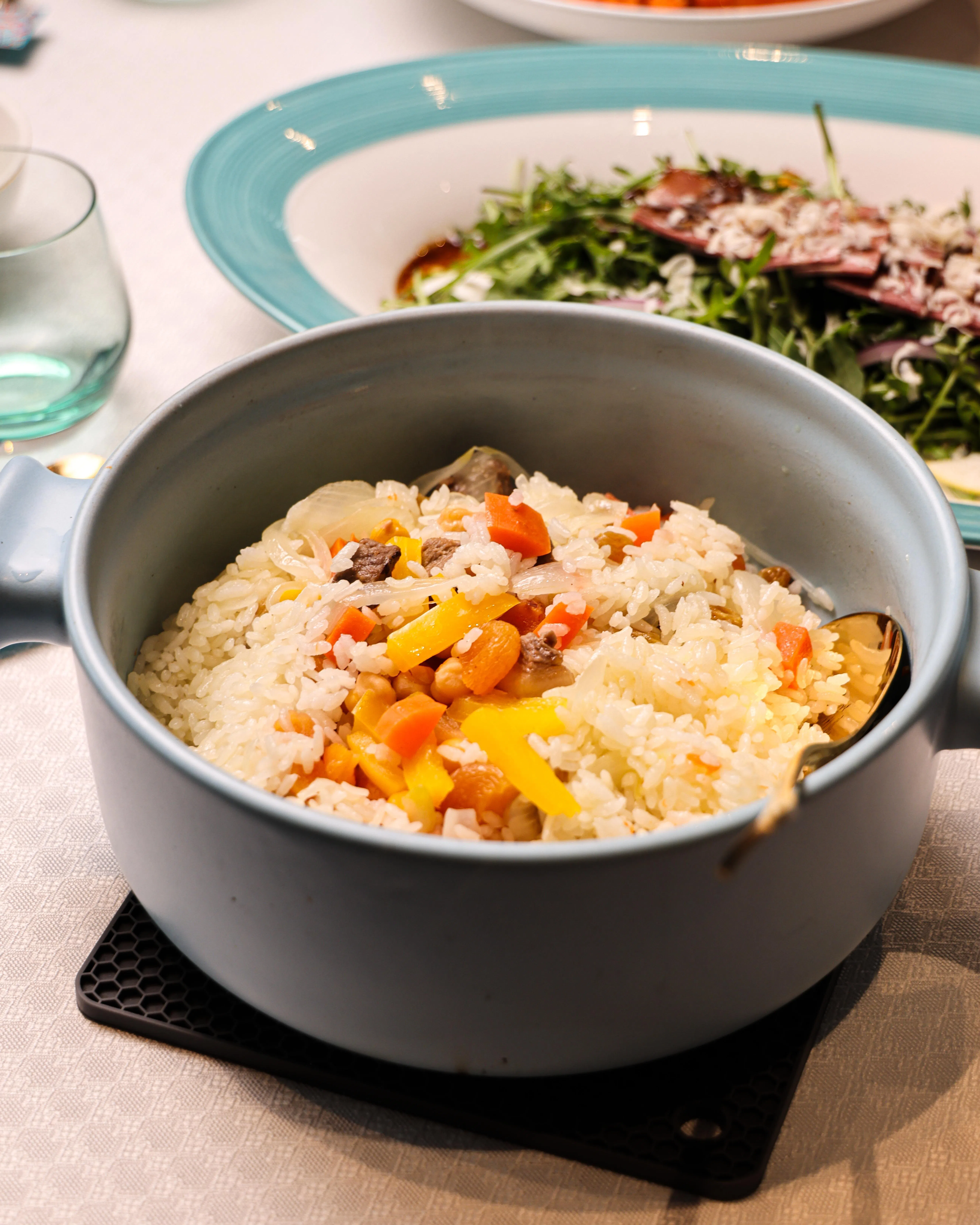 堂做新疆手抓饭以羊肉、葡萄干及香料等烹制。（餐馆提供）