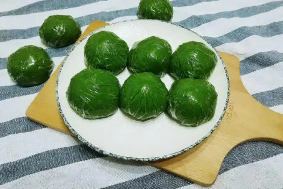 寒食节这天，家家户户只吃事先做好的寒食，如枣饼、麦糕、青团和糯米糖藕等，图为青团。（互联网）