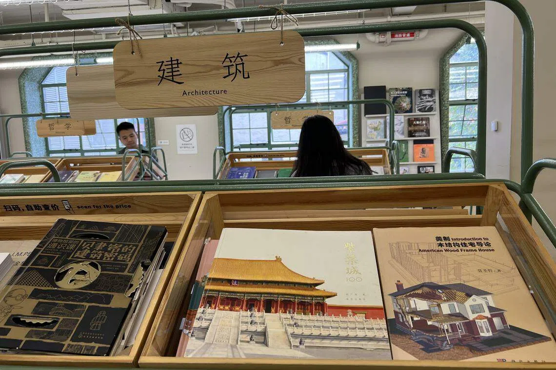 书店的涵盖内容广，文史哲到建筑类的书都有。（叶孝忠摄）
