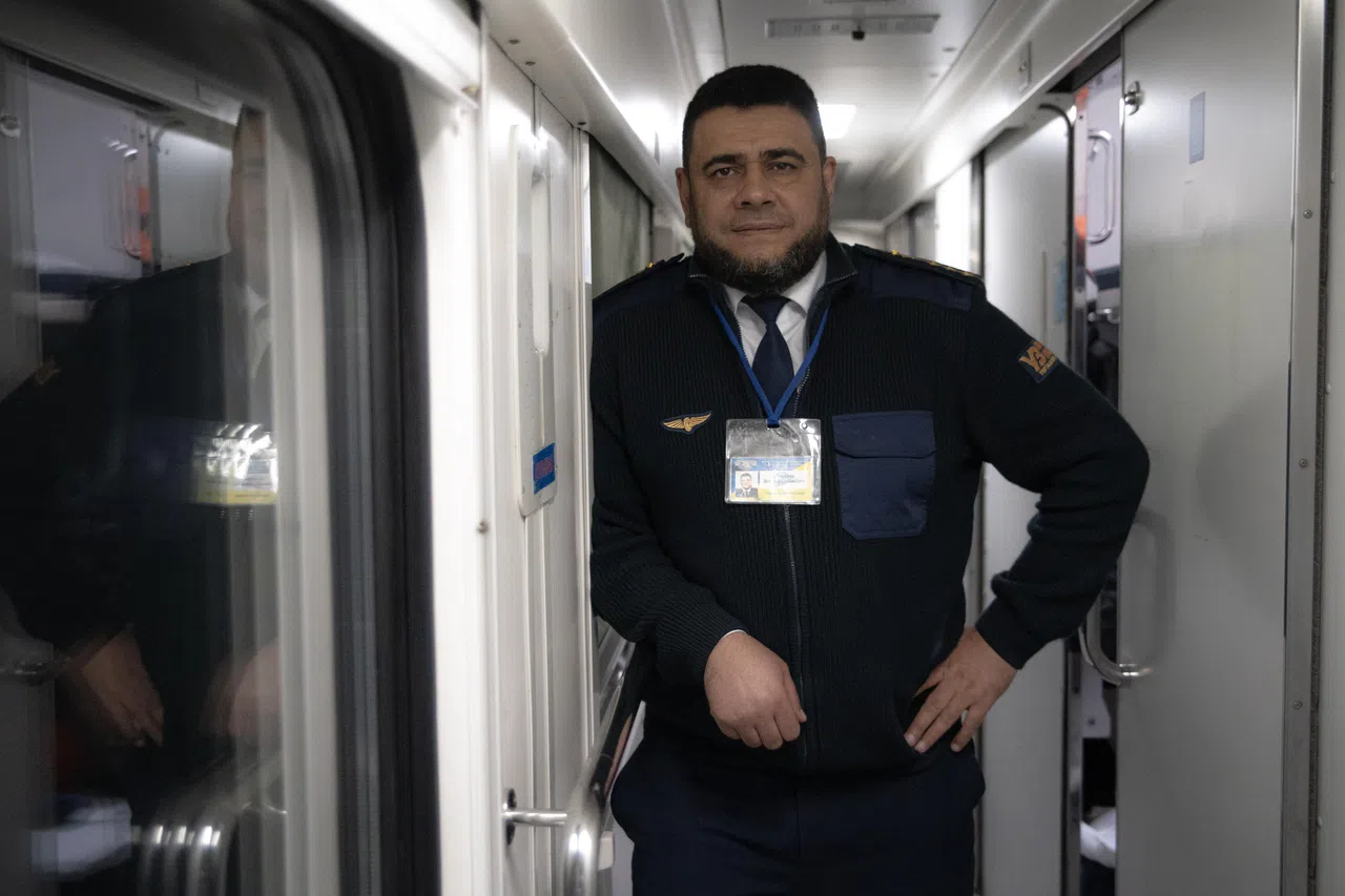 乌克兰铁路公司52岁的资深乘服员萨维洛维奇说：“我们什么都不怕，我们是铁人。” （公益新闻实验室PIJL提供）