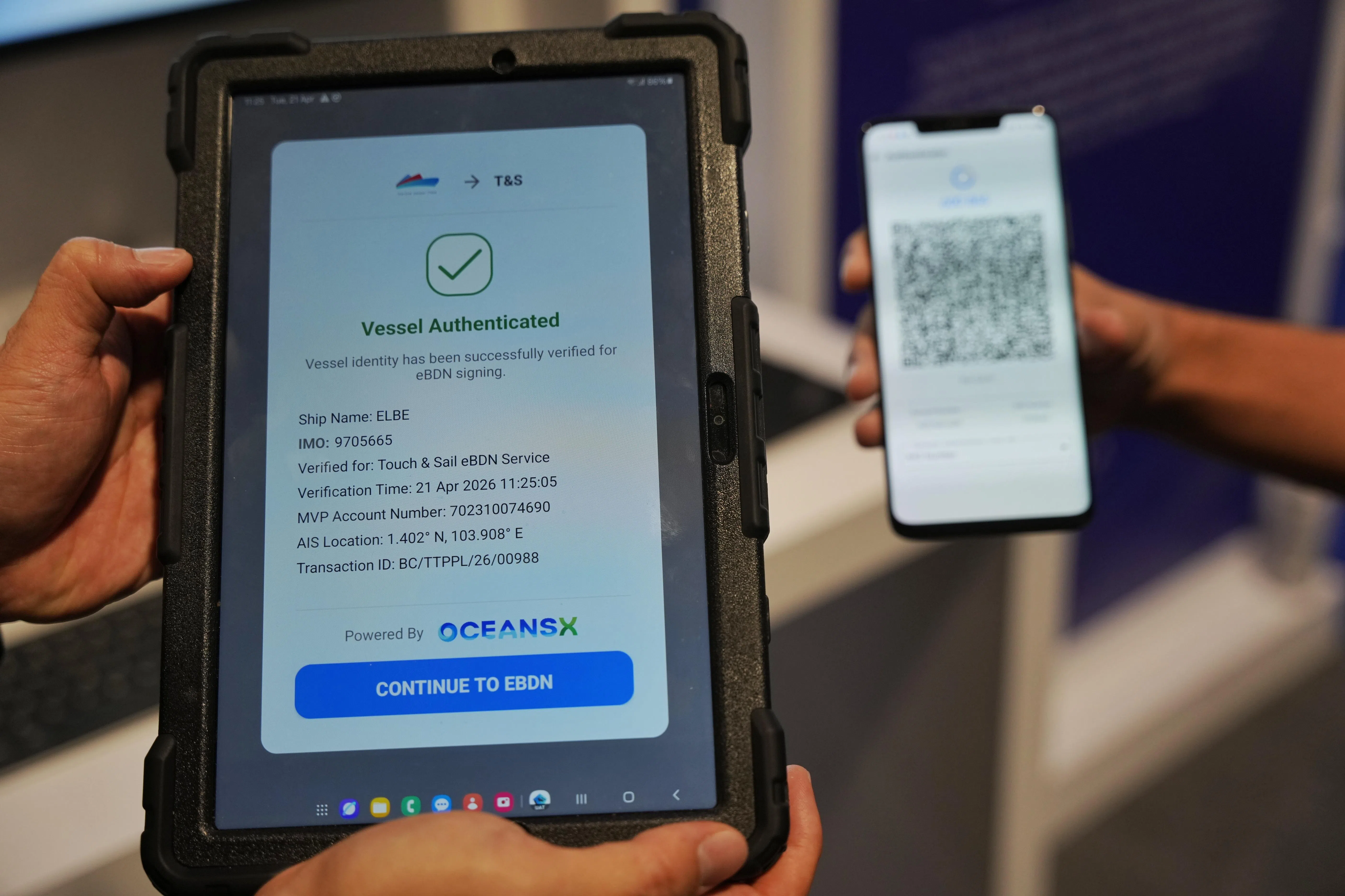 船只通过Marine Vessel Pass核实身份后会获得一个专属QR码，作为这艘船停靠我国港口时的“临时身份证”。在进行燃油补给或物资供应等交易时，只要出示这个QR码，即可完成身份验证或签署电子文件。（谢智扬摄）