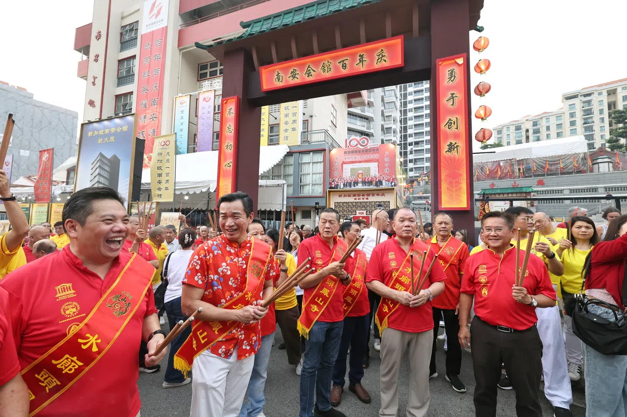 律政部兼社会及家庭发展部高级政务次长蔡瑞隆（左二）手持香柱，与南安会馆会长梁佳吉（左一）一同为凤山寺巡安绕境活动祈福。（周国威摄）